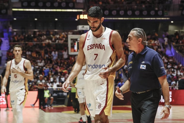 El entrenador de la selección española de baloncesto, Sergio Scariolo, da instrucciones a Santi Aldama (c).