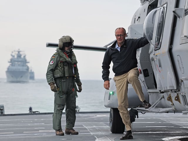 Bundeskanzler Friedrich Merz (CDU) landet mit einem Hubschrauber zu seinem Antrittsbesuch bei der Marine an Bord der Fregatte „Bayern“.