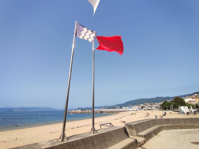 La playa de Banda do Río con bandera roja, de cerrada al baño, a mediados de agosto.