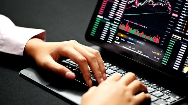 Crypto markets today: btc's gain lacks derivative traders' support; yzy leads to losses