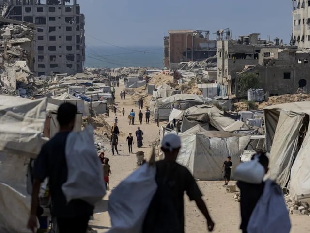 Familias palestinas huyen de sus hogares al norte de la ciudad de Gaza el lunes, después de que los oficiales militares israelíes anunciaran planes para un ataque a gran escala contra la ciudad. Crédito... Saher Alghorra para The New York Times.