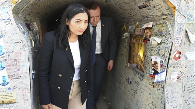 Reem Alabali Radovan läuft auf dem "Platz der Geiseln" in Tel Aviv durch einen Tunnel, der an das Schicksal der Geiseln erinnern soll.