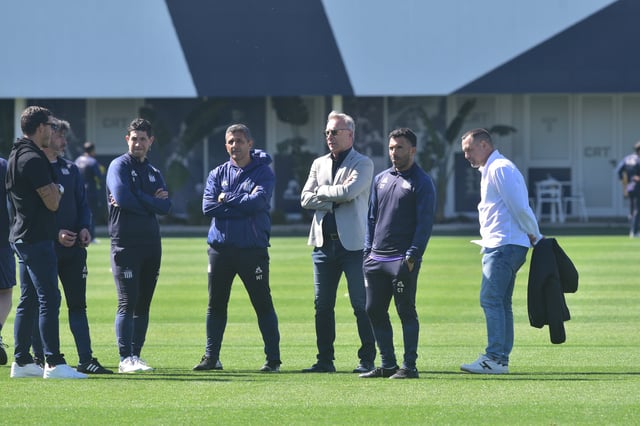 El presidente Andrés Fassi en el entrenamiento junto al entrenador Carlos Tevez junto a su cuerpo técnico. (Pedro Castillo / La Voz)