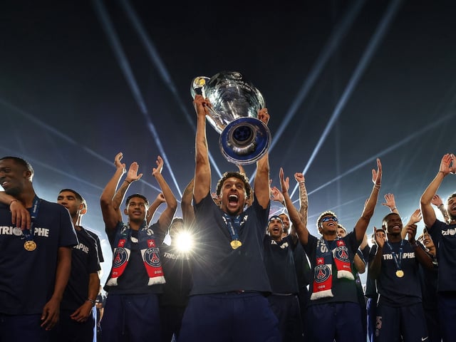 PARIS (France), 01/06/2025.- Paris Saint-Germain's Brazilian defender Marquinhos (C) and teammates celebrate with supporters during a PSG victory celebration show in Paris, France, 01 June 2025. Paris Saint-Germain won the UEFA Champions League for the first time in the club's history after beating Internazionale Milano on 31 May 2025 in the final in Munich. (Liga de Campeones, Francia) EFE/EPA/FRANCK FIFE / POOL MAXPPP OUT