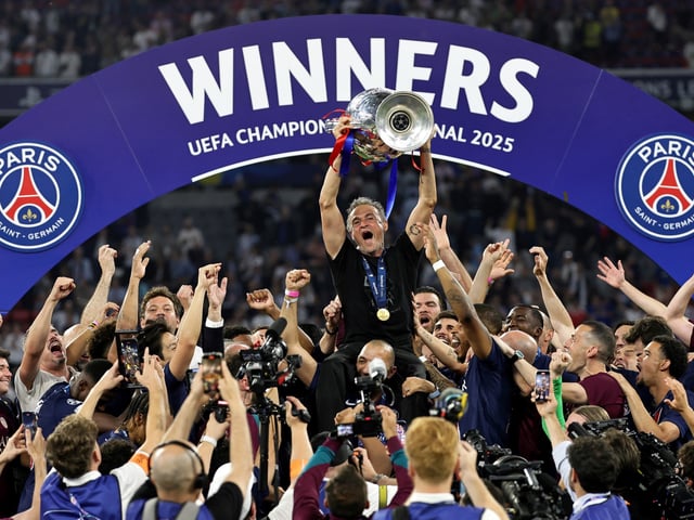 Munich (Germany), 31/05/2025.- PSG head coach Luis Enrique lifts the trophy after the team won the UEFA Champions League final between Paris Saint-Germain and Internazionale Milano in Munich, Germany 31 May 2025. PSG won 5-0. (Liga de Campeones, Alemania) EFE/EPA/RONALD WITTEK