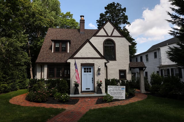 A Town of North Hempstead building permit stands in front of a home on the North Shore of Long Island city of Manhasset, New York, U.S., August 13, 2025. REUTERS/Shannon Stapleton/File Photo