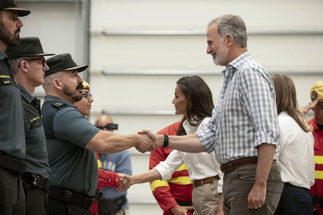 Los reyes Felipe VI y Letizia saludan a varios guardias civiles y miembros de los servicios de extinción