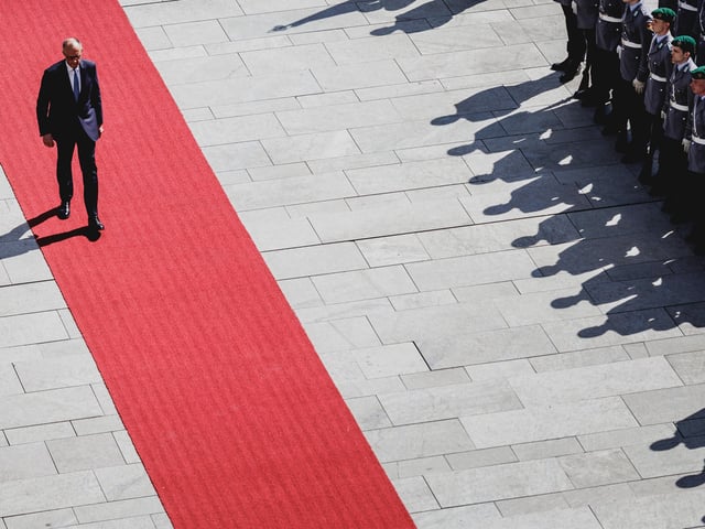 In Deutschland wird aktuell über die Wehrpflicht diskutiert.