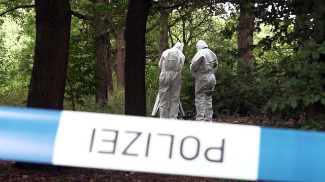 Beamte der Spurensicherung sind am Silbersee bei Hannover im Einsatz.