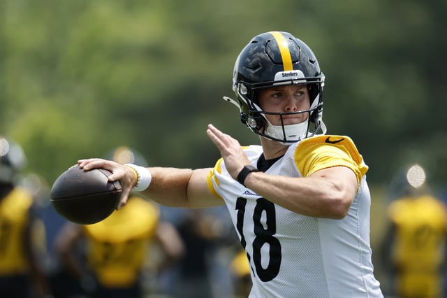 Will Howard #18 of the Pittsburgh Steelers in action during Minicamp at UPMC Rooney Sports Complex on June 10, 2025 in Pittsburgh, Pennsylvania.