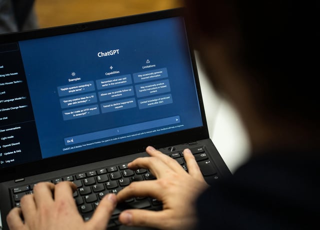 El ChatGPT es un chatbot de IA que utiliza modelos de lenguaje para comprender y generar texto de forma conversacional, como si hablaras con una persona real.