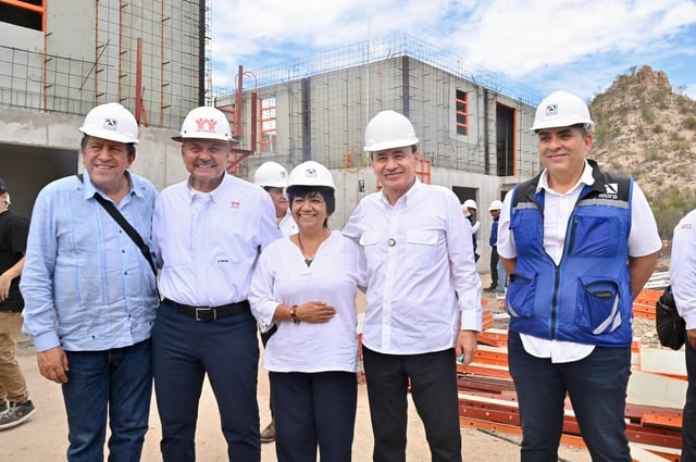 El gobernador Alfonso Durazo Montaño realizó un recorrido con autoridades federales para supervisar avances del Programa Nacional de Vivienda en Sonora. FOTO: ESPECIAL