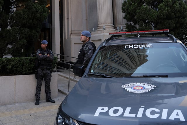 Military police gather in front of a building at Faria Lima Avenue, as Brazil's federal police and tax revenue service launched operations targeting money laundering and fraud schemes linked to organized crime in the fuel sector, in Sao Paulo, Brazil, August 28, 2025. REUTERS/Amanda Perobelli