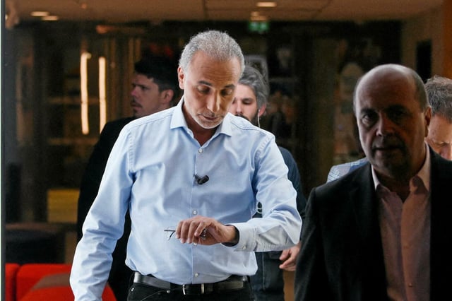 Tariq Ramadan en 2019 dans les coulisses d'une chaîne de télévision française. Le prédicateur sera jugé pour viol à Paris en mars 2026.
