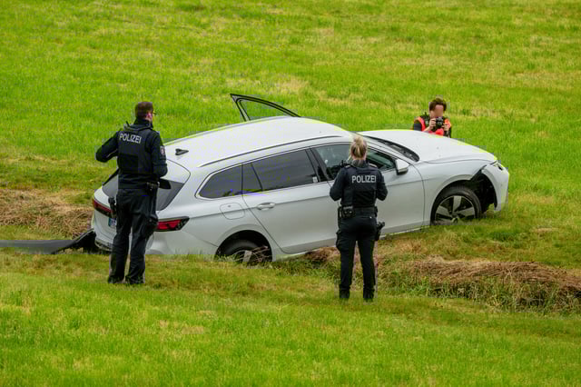 Der VW Passat liegt nach der Verfolgungsjagd im Wassergraben. Der 31-jährige Fahrer war in einem psychischen Ausnahmezustand.