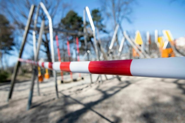 Keine Kinder spielen am Montagvormittag auf dem mit rot-weißem Flatterband abgesperrten Spielplatz