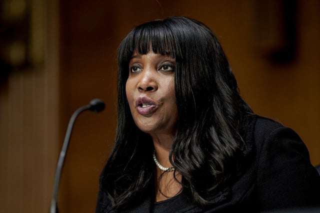 Lisa DeNell Cook s’exprime lors d’une audience de confirmation de la Commission sénatoriale des banques, du logement et des affaires urbaines, au Capitole, à Washington D.C., le 3 février 2022.
