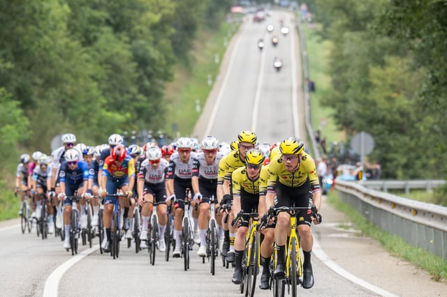 El equipo Visma tira del pelotón durante la sexta etapa de la Vuelta.
