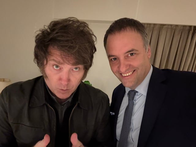 Manuel Adorni y Javier Milei mientras esperaban los resultados