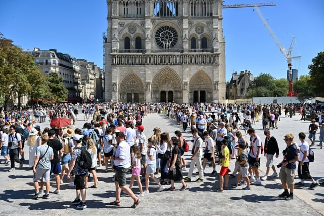 Des touristes devant la cathédrale Notre-Dame de Paris, le 17 août 2025