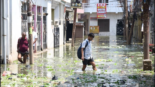 Residents struggling in floods for the fourth time this year in over a dozen low-lying localities of the city. (Anil Kumar Maurya/HT)