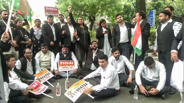 Lawyers protest outside Rouse Avenue Court in New Delhi against the notification issued by Delhi L-G V.K. Saxena, allowing virtual police deposition | ANI