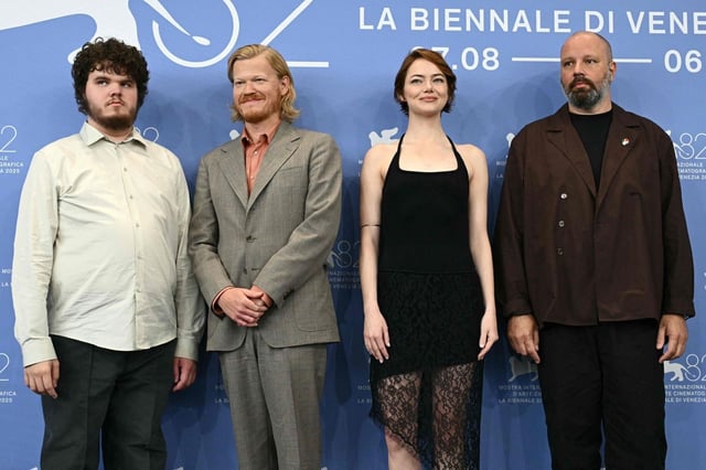 Los actores Aidan Delbis, Jesse Plemons y Emma Stone y el director Yorgos Lanthimos, en la presentación de 'Bugonia' en Venecia