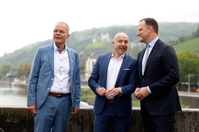 Auf der Alten Mainbrücke soll Einigkeit signalisiert werden (v. l.): die Fraktionschefs von SPD und Union, Matthias Miersch und Jens Spahn (CDU), sowie CSU-Landesgruppenchef Alexander Hoffmann