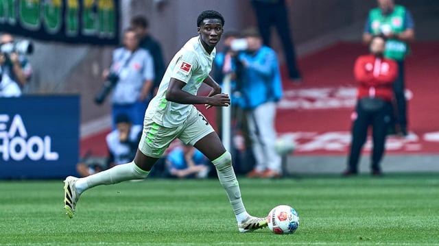 Werders Spieler Karim Coulibaly führt den Ball am Fuß.