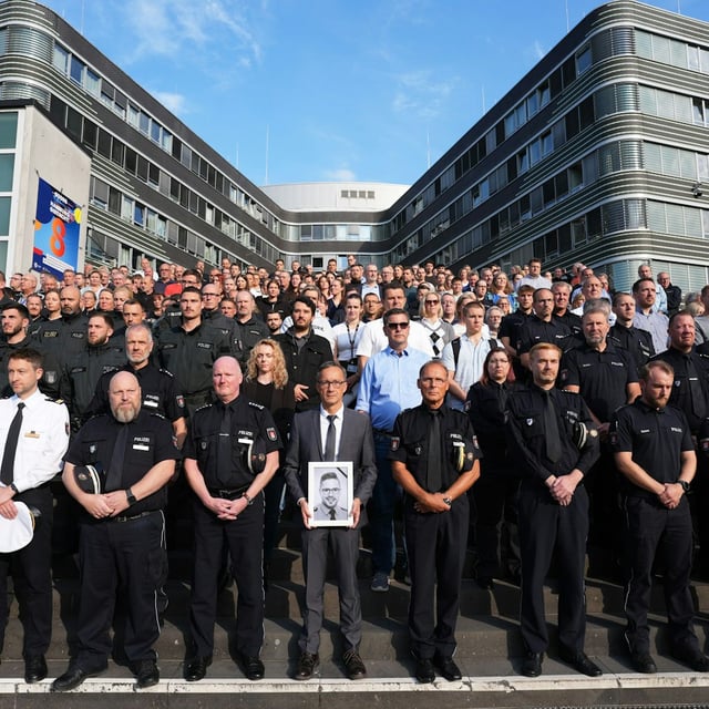 Schweigeminute für den getöteten Polizisten in Völklingen.