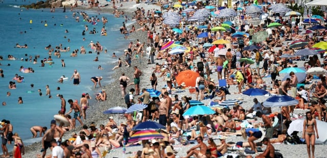 La plage devant la promenade des Anglais à Nice le 14 juillet 2025