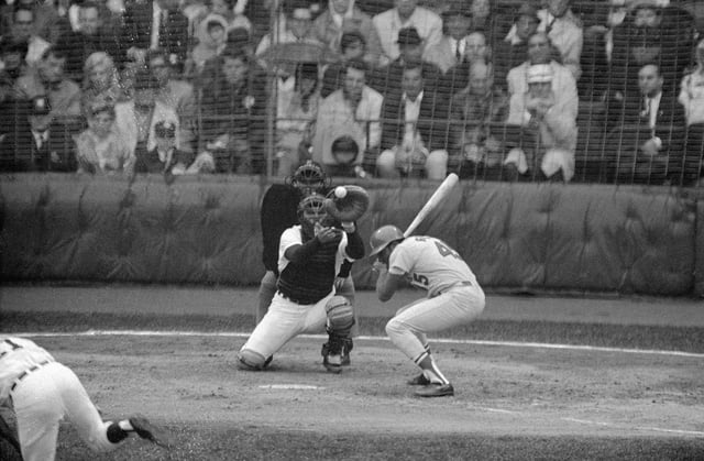 Cardinal pitcher Bob Gibson though "low bridged" (top photo) isn't discouraged when batting in 4th inning against Tigers pitcher Daryl Patterson.