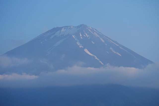 ARCHIVO – La cima del monte Fuji en la ciudad de Fujikawaguchiko, a unos 110 kilómetros (68 millas) al oeste de Tokio, el 14 de junio de 2024. (AP Foto/Hiro Komae, Archivo)