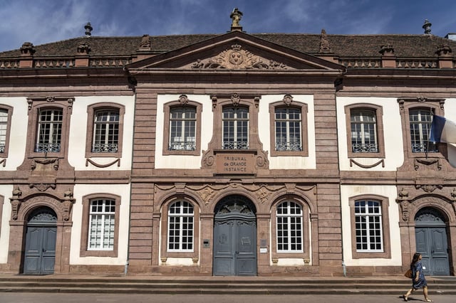 Devant le tribunal de Colmar.
