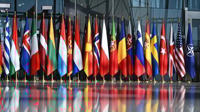 Die Flaggen der Nato-Mitgliedsstaaten stehen im Nato-Hauptquartier in Brüssel.