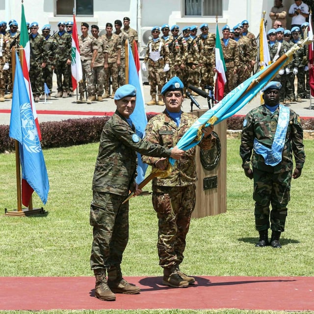 Juni 2025: Der neu ernannte Befehlshaber der Interimstruppe der Vereinten Nationen im Libanon (UNIFIL), Generalmajor Diodato Abagnara aus Italien (rechts), übernimmt die UN-Standarte von seinem Vorgänger.