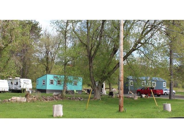 Homeowners have been granted an extension to relocate two tiny homes in the district of Carleton North. 