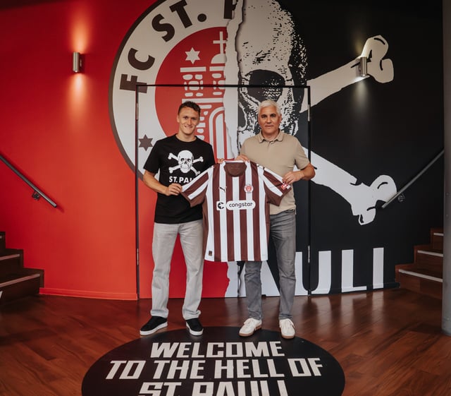 St. Paulis Sportchef Andreas Bornemann begrüßt Neuzugang Martijn Kaars.