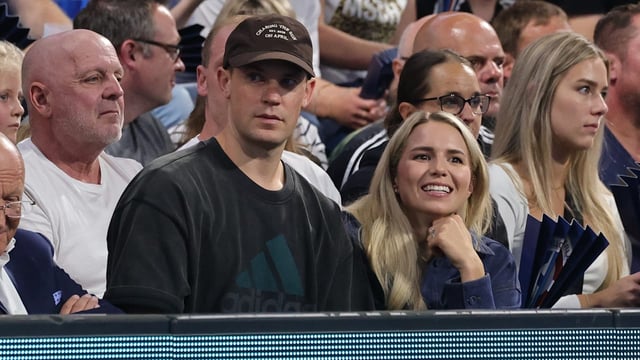 Promis wie Manuel Neuer und Miroslav Klose schauen das spannende Handball-Spiel in Erlangen.