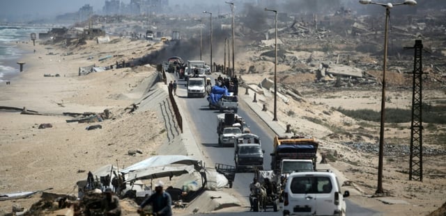 Des Palestiniens fuyant la ville de Gaza vers le sud du territoire palestinien à Nousseirat, le 28 août 2025