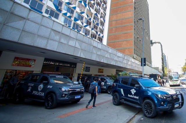 Vehículos policiales están estacionados frente a un edificio en el centro financiero de la Avenida Faria Lima en San Pablo, Brasil, el 28 de agosto de 2025