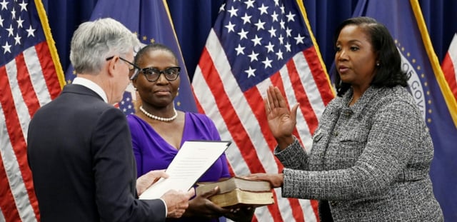 Lisa Cook (D) lors de sa prestation de serment comme gouverneure de la Réserve fédérale américaine, avec le président de la Fed, Jerome Powell (G), à Washington, le 23 mai 2022