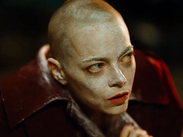 Emma Stone se rapa y luce irreconocible en Bugonia, lo nuevo de Yorgos Lanthimos