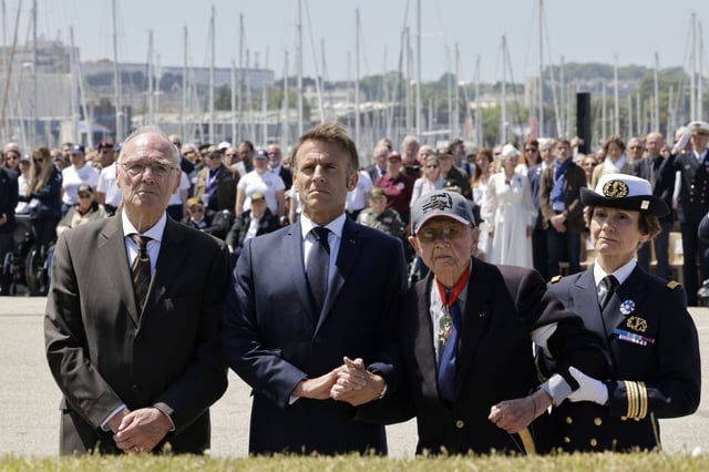 Le président de la République Emmanuel Macron (2e à gauche) avec le vétéran Paul Leterrier (2e à droite) à Cherbourg, dans la Manche, le 7 juin 2024.