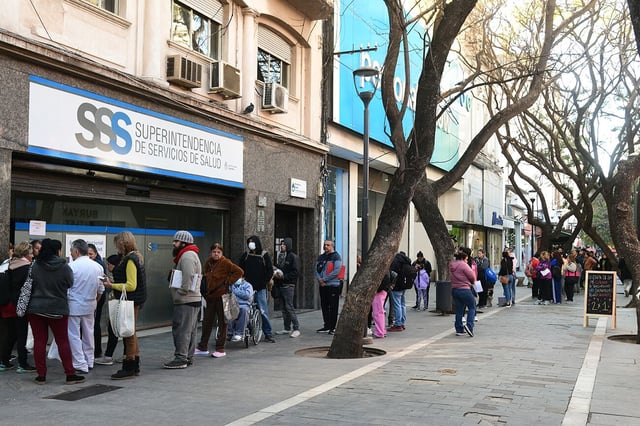 Fila frente a la delegación de Andis en Córdoba. (Ramiro Pereyra / La Voz)