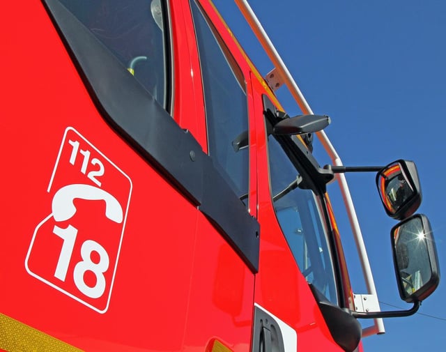 Le fils a été transporté aux urgences où ses jours ne seraient pas en danger.