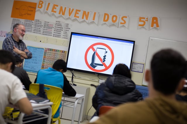 Según los datos oficiales, la restricción de los celulares en las escuelas modificó la vida escolar cotidiana