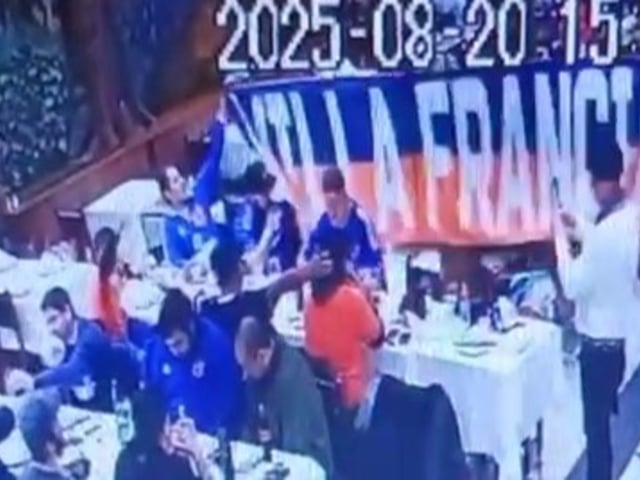 La cámara de seguridad que captó a los barras de la U. de Chile en un restaurante porteño.