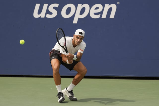 US Open: el porteño Francisco Cerúndolo (19°) superaba al suizo Leandro Riedi (435°) por dos sets a cero... pero terminó perdiendo en cinco parciales