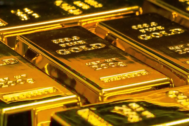 Bitcoin remains under pressure as gold quietly targets new record high